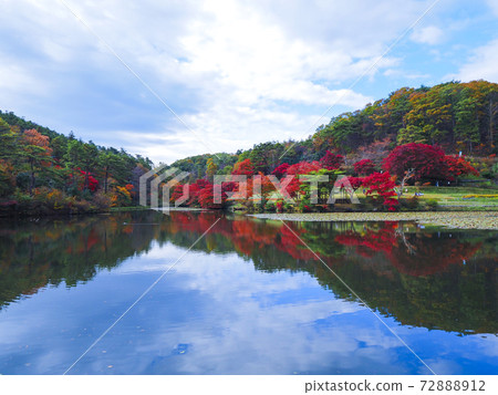 [Fukushima] Autumn leaves and reflection of Janohana Amusement Park 72888912