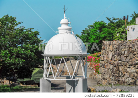 晴天的五色展台瀨戶內海歷史民俗博物館的白色燈塔 晴天的五色展台瀨戶內海歷史民俗博物館的白色燈塔 72889225
