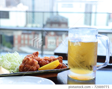 東京車站大樓為背景的杯子 72889771