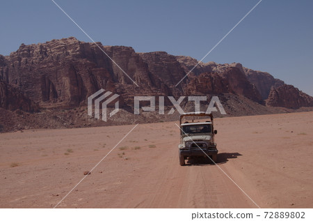 [喬丹]阿卡巴（Akaba），在大沙漠瓦迪拉姆沙漠中行駛的陸地巡洋艦 72889802