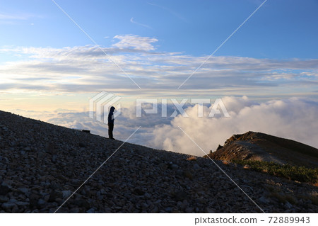 Morgen Lot burning in the morning sun and Mt. Shirouma in the sea of clouds Morgen Lot burning in the morning sun and Mt. Shirouma in the sea of clouds 72889943