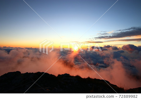 Morgen Lot burning in the morning sun and Mt. Shirouma in the sea of clouds Morgen Lot burning in the morning sun and Mt. Shirouma in the sea of clouds 72889982