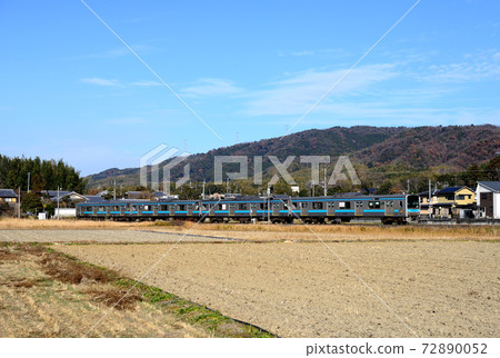 205系列普通列車在奈良線在蔚藍的天空中運行 72890052