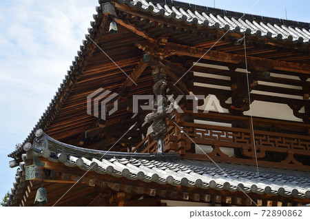 Horyuji Kondo, the dragon that supports the eaves Horyuji Kondo, the dragon that supports the eaves 72890862