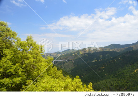 從Nanako Pass(高知縣高岡縣中土佐町)眺望大阪ya橋 從Nanako Pass(高知縣高岡縣中土佐町)眺望大阪ya橋 72890972