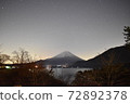 富士山在滿天星斗的天空中 72892378