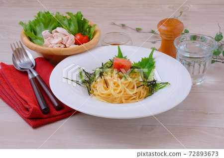 Mentaiko意大利面（日式意大利面，辣薄荷意大利面），綠色沙拉（水煮剪刀）。 72893673