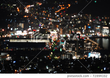 Glittering night view of Nagasaki, taken with a blurred focus 72894102