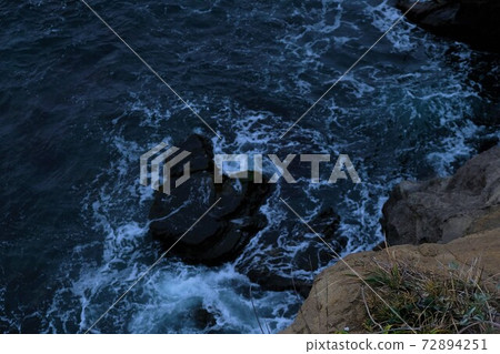 A view of rough waves looking down from the vicinity of the sea cave 72894251