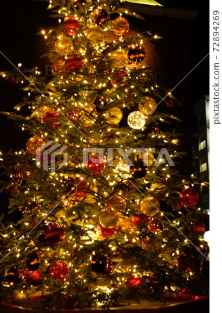 A warm Christmas tree light 72894269