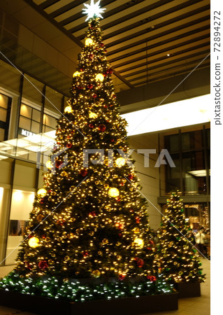 A glittering Christmas tree that I met on Eve A glittering Christmas tree that I met on Eve 72894272