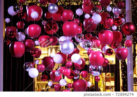 Heart-shaped decorations on Christmas Eve night 72894274