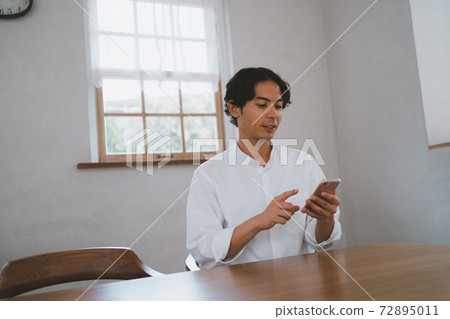 Smartphone 30's male home 72895011