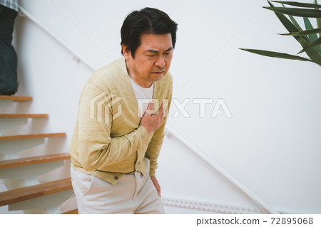 A man in his 60s who has a chest pain A man in his 60s who has a chest pain 72895068