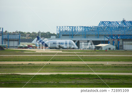 A380很小，很小！停在空中客車A380裝配廠的巨型運輸裝配機 72895109