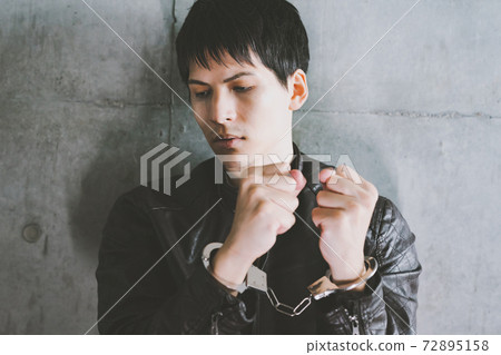 逮捕 手銬 男人 72895158