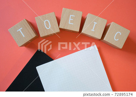 託業考試用木塊製成的託業字母,筆記和鋼筆 託業考試用木塊製成的託業字母,筆記和鋼筆 72895174