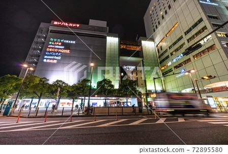 日本的川崎城市景觀,聖誕前夕的光環。感染的蔓延繼續,但是人群在川崎站前= 24日 日本的川崎城市景觀,聖誕前夕的光環。感染的蔓延繼續,但是人群在川崎站前= 24日 72895580