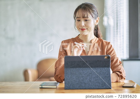 Business woman Business woman 72895620