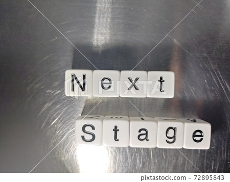 骰子字母2在明亮的燈光下與NEXT STAGE對齊 72895843