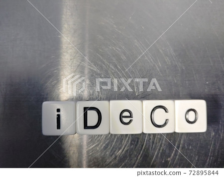 骰子字母2與IDECO在明亮的光線下對齊 72895844