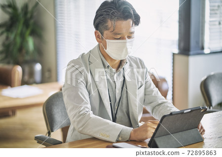 使用口罩的男士 72895863