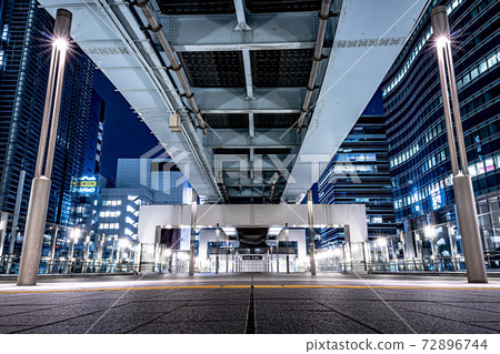 天橋下的夜景 72896744