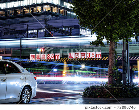 鐵路，建築物和夜景 72896746
