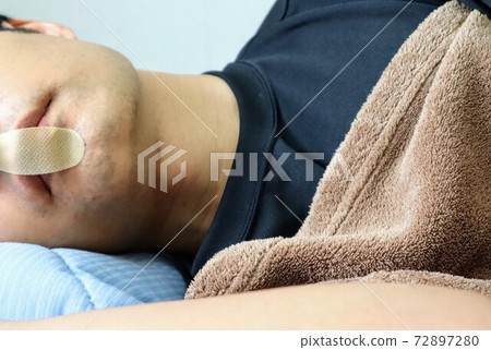 用鼻呼吸帶睡個好覺的人的特寫 用鼻呼吸帶睡個好覺的人的特寫 72897280