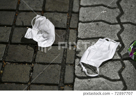 Yokohama cityscape of Japan New pneumonia. Masks that had fallen on the sidewalk. The streetlights eerily emerged = Yokohama city 72897707