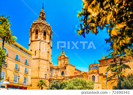 Square, Plaza of the Queen and  Crafts Market before the Seville 72898342