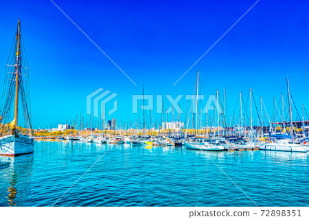 Barcelona- capital of the autonomy of Catalonia. Yacht parking i Barcelona- capital of the autonomy of Catalonia. Yacht parking i 72898351