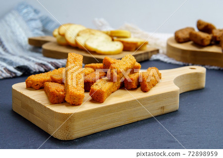 Crispy bread cubes, dry re crumbs, crouton or brown roasted crackers. the use of bread food without waste 72898959