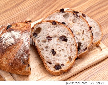 Raisins and walnut bread 72899395