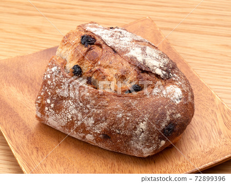 Raisins and walnut bread 72899396