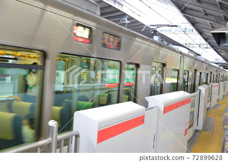 JR大阪站月台的上門 JR大阪站月台的上門 72899628