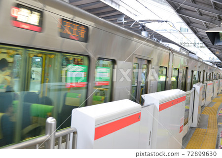 Platform door of JR Osaka Station platform Platform door of JR Osaka Station platform 72899630