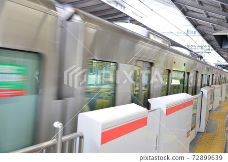 Platform door of JR Osaka Station platform Platform door of JR Osaka Station platform 72899639