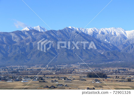 從安zu野池田工藝公園眺望的冬季安zu野和北阿爾卑斯山 從安zu野池田工藝公園眺望的冬季安zu野和北阿爾卑斯山 72901326