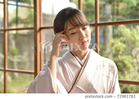 一名年輕和美麗的和服女子在一家民居中的日本房間裡的特寫鏡頭 72901761