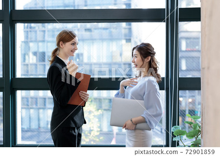 Communication between foreigners and Japanese 72901859