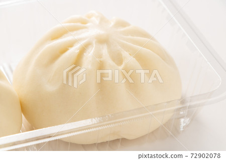 在外賣容器中的肉包子(豬肉包子)。 在外賣容器中的肉包子(豬肉包子)。 72902078