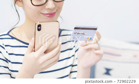 智能手機和卡的年輕女子 智能手機和卡的年輕女子 72902229