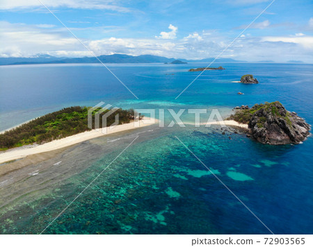 航拍無人機拍攝漂浮在大堡礁上的無人島 航拍無人機拍攝漂浮在大堡礁上的無人島 72903565