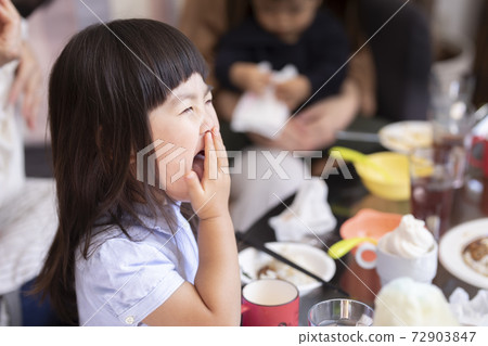 吃和享受的女孩 72903847