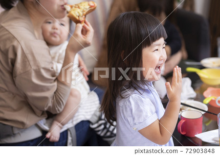 吃和享受的女孩 72903848