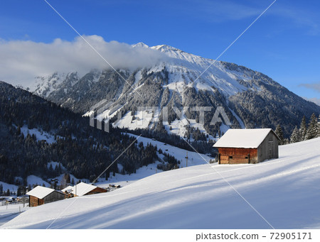 Wintery landscape in the Saanenland Valley, Switzerland. Wintery landscape in the Saanenland Valley, Switzerland. 72905171