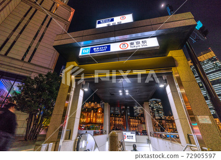 日本的東京城市景觀電暈悲傷大師班,東京丸之內線東京站,紅磚站大樓等= 12月23日 日本的東京城市景觀電暈悲傷大師班,東京丸之內線東京站,紅磚站大樓等= 12月23日 72905597