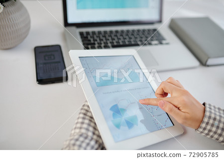 Working at office desk 72905785