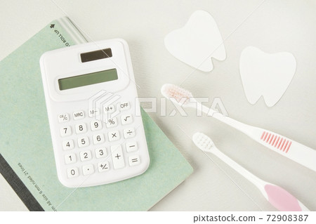 使用牙刷和計算器計算牙科治療費用,牙科治療費用/價格/金額 使用牙刷和計算器計算牙科治療費用,牙科治療費用/價格/金額 72908387